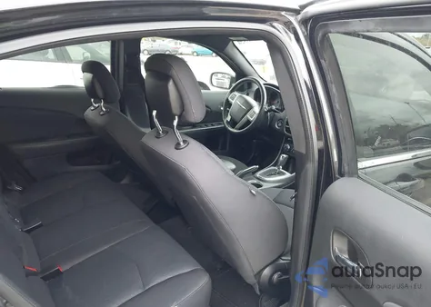 2013 Chrysler 200 Touring z USA, uszkodzony, nr VIN 1C3CCBBG2DN744609